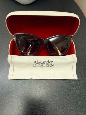 Alexander McQUEEN Cat-Eye Sunglasses